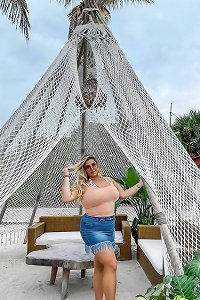 plump gal enjoying sultry oral hook-up